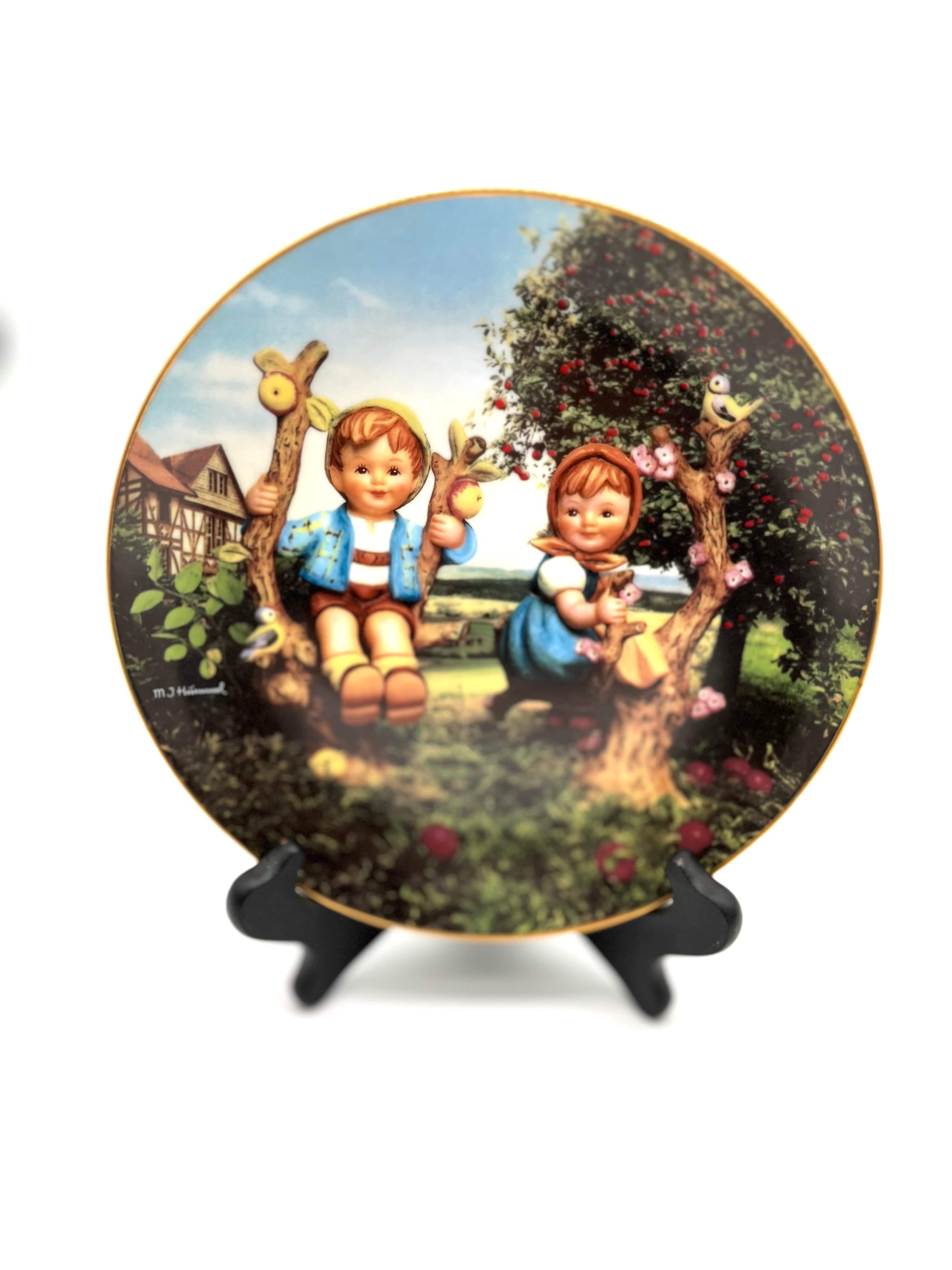 M.J. Hummel Plate "Apple Tree Boy & Girl", collection Little Companions, Plate No. F9499 - TheRealThreads