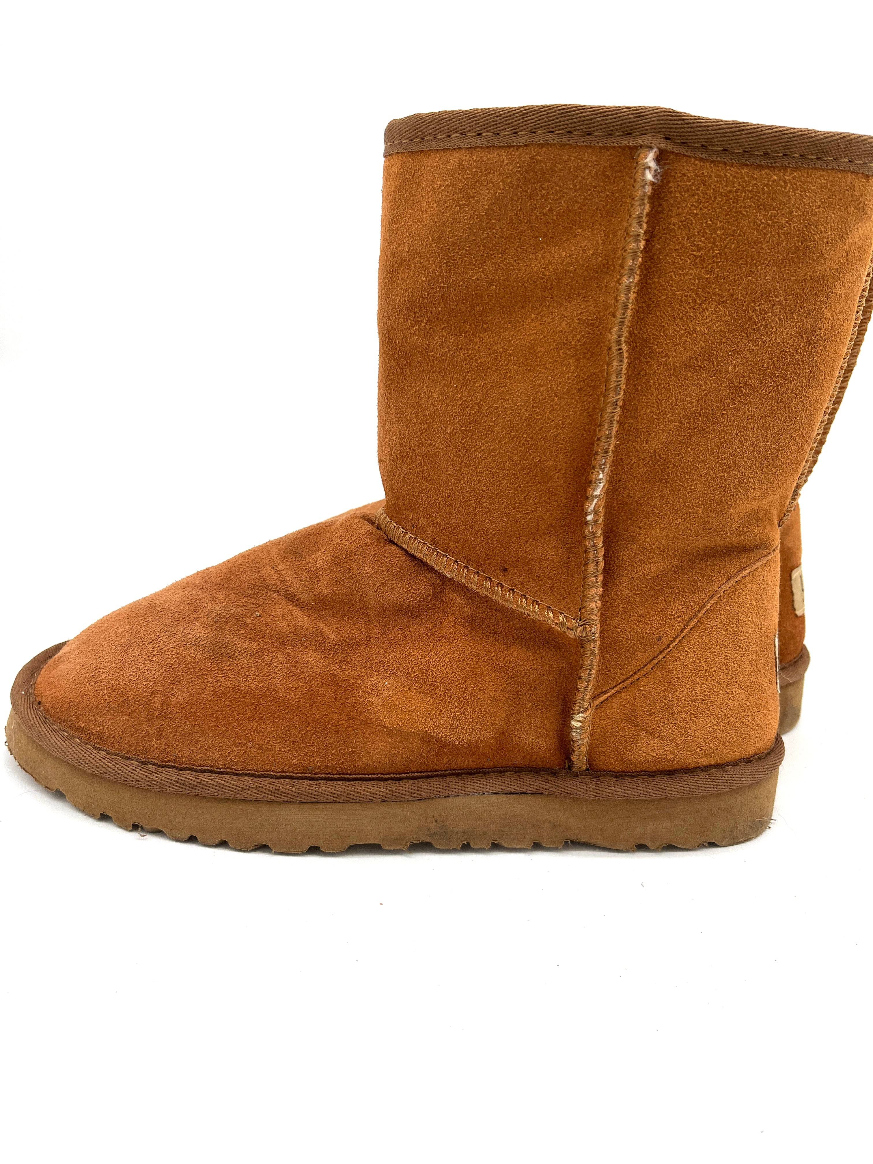 Womens Size 7  / Girls Size 5 Ugg Boots Carmel Brown Leather  Great Condition with small blemish - RealThreads